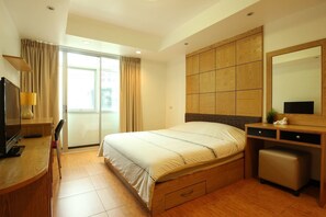 Caja de seguridad en la habitación, escritorio y cortinas blackout 