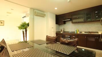 Refrigerador con freezer, microondas, cafetera/tetera