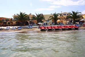 Ubicación a pie de playa, tumbonas, sombrillas y bar en la playa