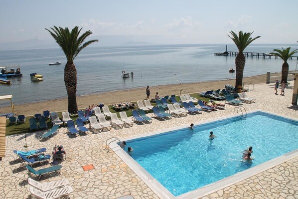 On the beach, sun loungers, beach umbrellas, beach bar - Lemon Grove Hotel and Studios (Corfu)