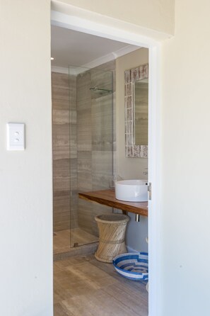 Exclusive House (and Annex) | Bathroom | Shower, towels