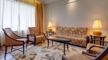Suite, 1 Double Bed, Pool View | 1 bedroom, minibar, in-room safe, desk