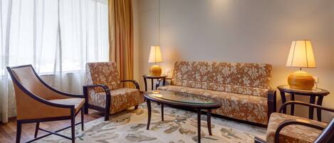 Suite, 1 Katil Kelamin (Double), Pool View | 1 bilik tidur, bar mini, peti besi dalam bilik, meja