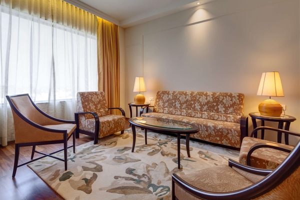 Suite, 1 tweepersoonsbed, uitzicht op zwembad | 1 slaapkamer, een minibar, een kluis op de kamer, een bureau