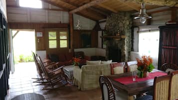 家庭小屋, 3 間臥室, 壁爐, 山旁 | 客廳 | 壁爐