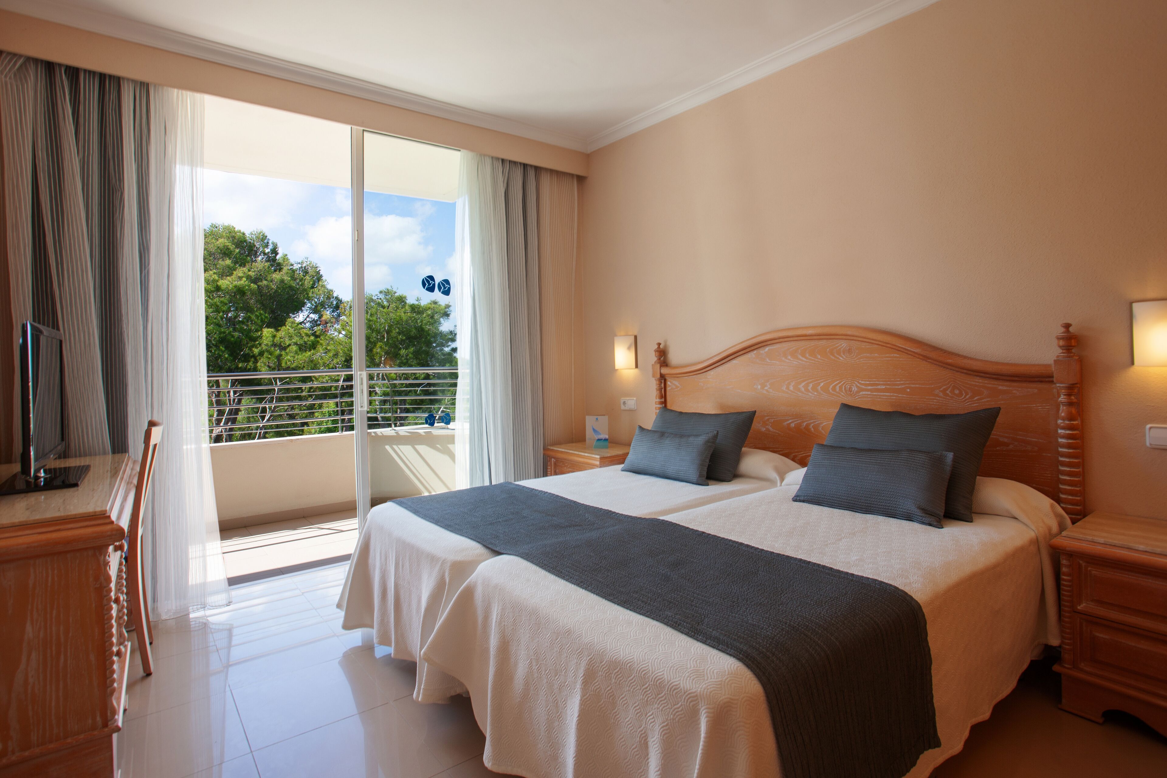 desk, blackout curtains, free wifi, bed sheets