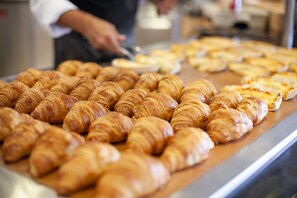 Frokostbuffé hver dag (mot et tillegg)