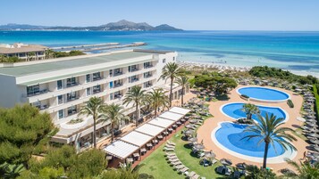Una piscina techada, 2 piscinas al aire libre, sombrillas