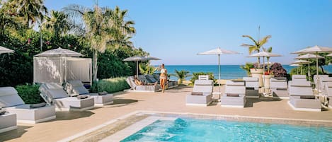 Piscine couverte, piscine extérieure, parasols de plage, chaises longues