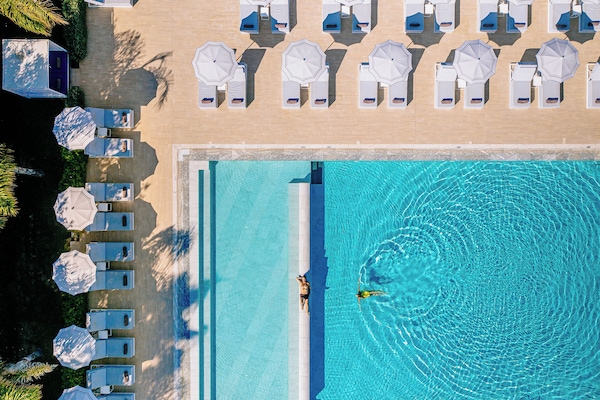 Inomhuspool, utomhuspool, parasoller och solstolar