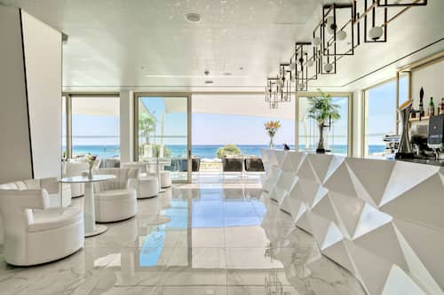 2 Bars/Lounges, Poolbar