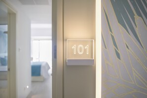 Habitación superior, vistas al mar | Ropa de cama de alta calidad, minibar, caja fuerte