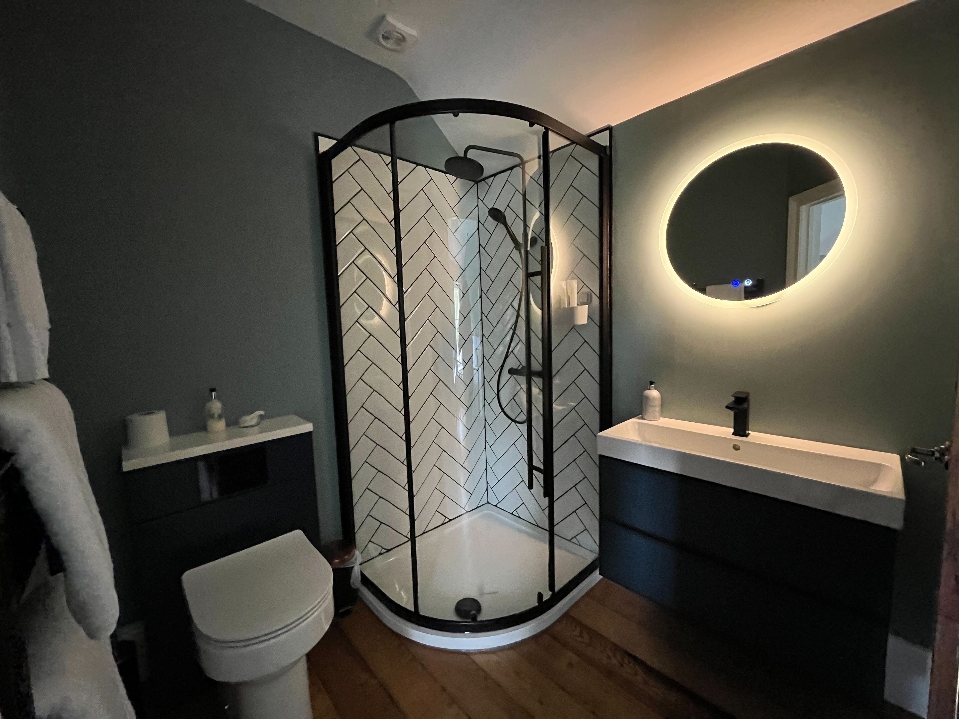 deluxe double room | bathroom | free toiletries, towels