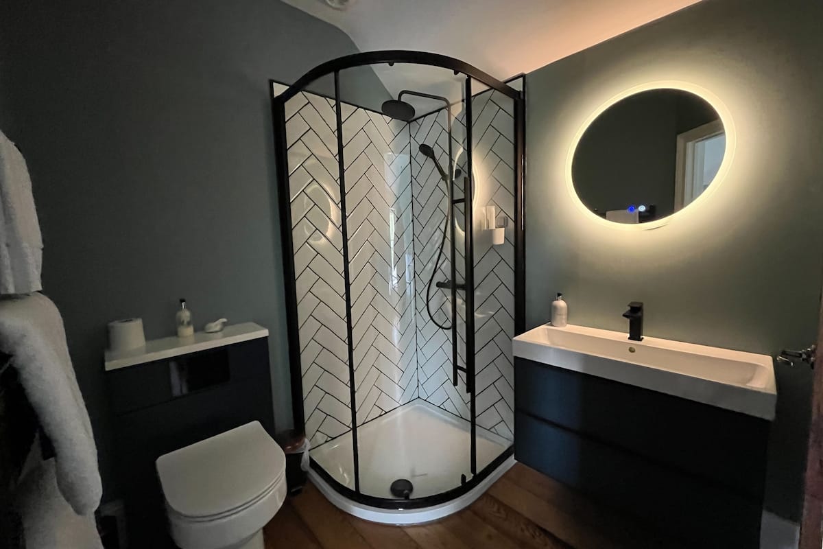 deluxe double room | bathroom | free toiletries, towels