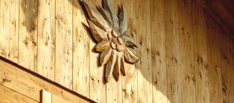 Chalet unter Weißblauem Himmel