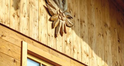 Chalet unter Weißblauem Himmel