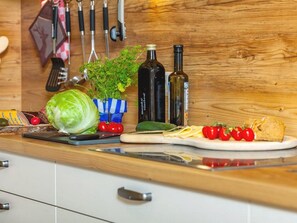 Chalet | Private kitchen | Fridge, microwave, oven, stovetop
