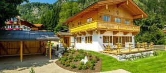 Chalet unter Weißblauem Himmel