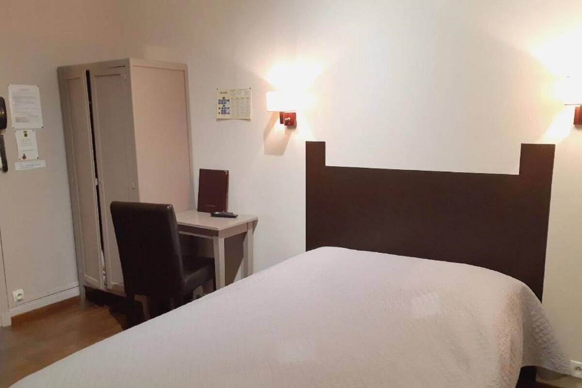 Economy Double Room, 1 Double Bed | Soundproofing, WiFi (free), individually decorated