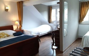 Quadruple Room | Individually decorated, individually furnished, soundproofing, free WiFi - Hotel Saint Hubert (Haybes)