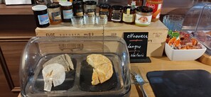 Daily buffet breakfast for a fee - Hotel Saint Hubert (Haybes)