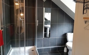 Superior kamer, 1 twee- of 2 eenpersoonsbedden, 2 eenpersoonsbedden | Badkamer | Een bad/douchecombinatie, gratis toiletartikelen, een haardroger