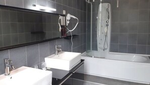 Bañera con ducha, artículos de tocador gratuitos, secador de pelo