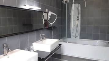 Triple Room | Bathroom | Combined shower/tub, free toiletries, hair dryer, towels