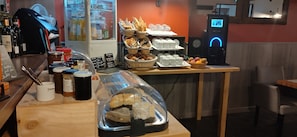 Tägliches Frühstücksbuffet (12 EUR pro Person)