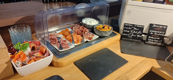 Daily buffet breakfast for a fee - Hotel Saint Hubert (Haybes)