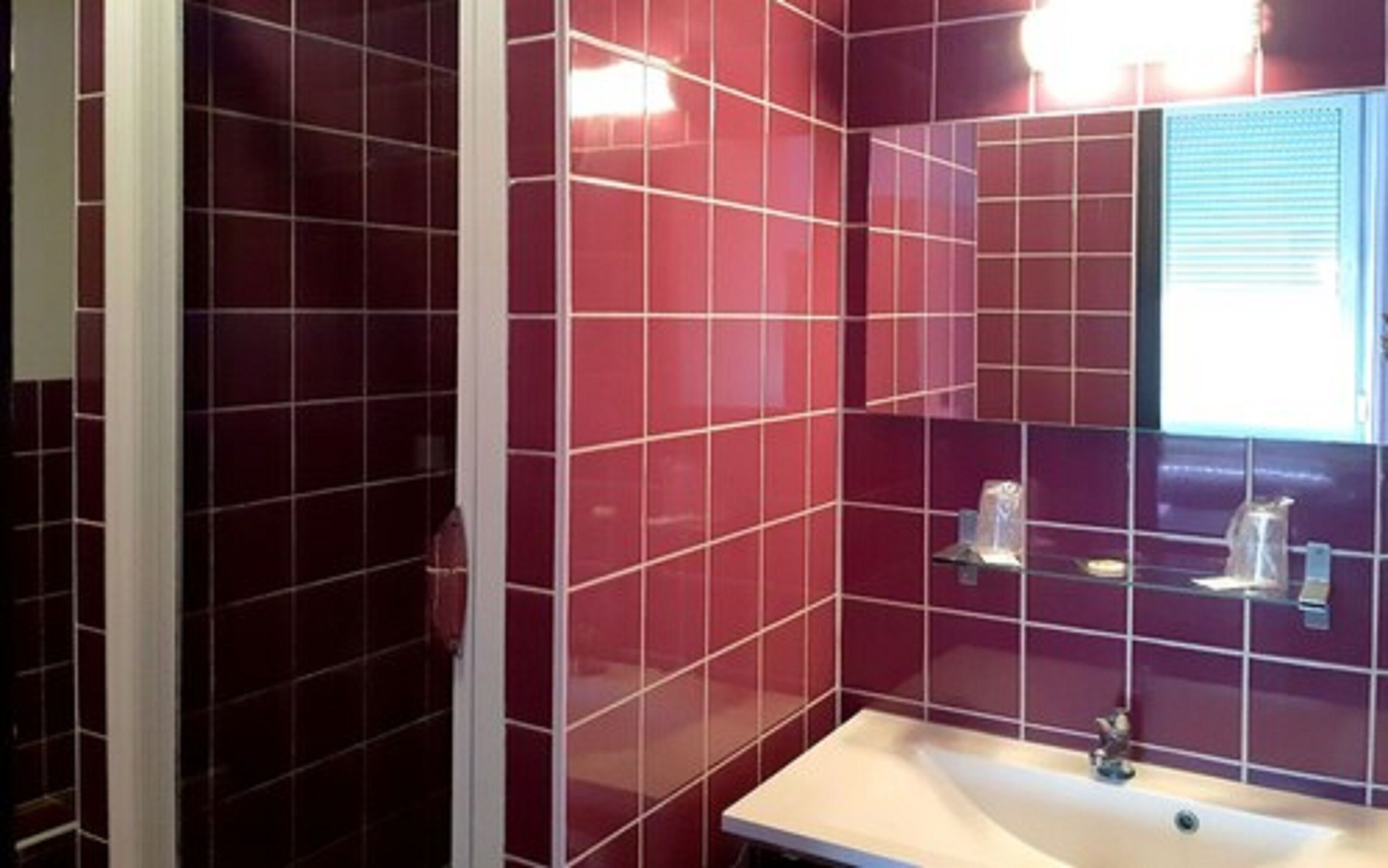 economy double room, 1 double bed | bathroom | combined shower/bathtub, free toiletries, hair dryer, towels