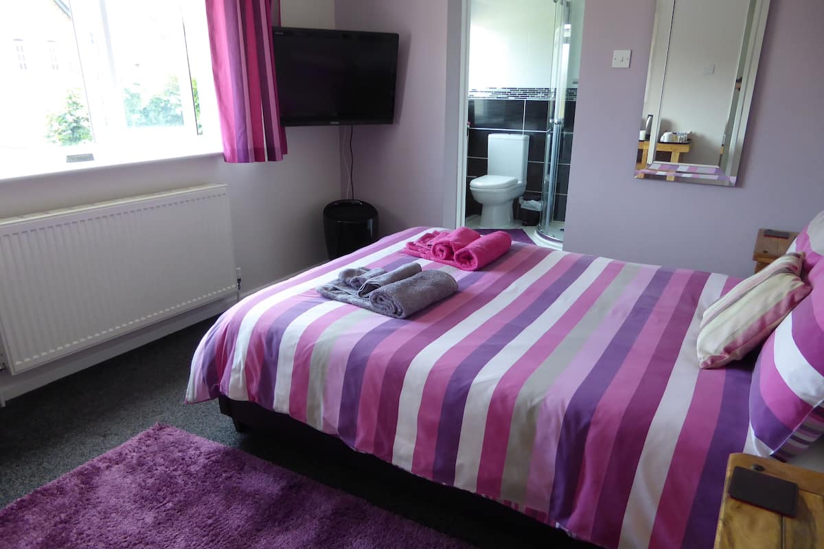 Double Room, Private Bathroom (Emmbrook ) | Individually decorated, individually furnished, desk, soundproofing