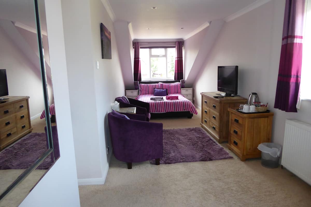 Double Room, Private Bathroom (Thames) | Individually decorated, individually furnished, desk, soundproofing