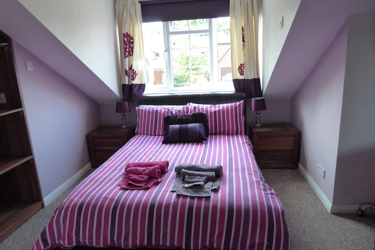 Double Room, Private Bathroom (Loddon) | Individually decorated, individually furnished, desk, soundproofing
