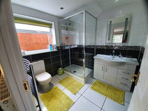 Family Room, Private Bathroom (Windrush) | Individually decorated, individually furnished, desk, soundproofing - Mayfields Guest House (Wokingham)