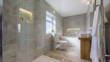 Luxury House, Ensuite (Chyreen) | Bathroom
