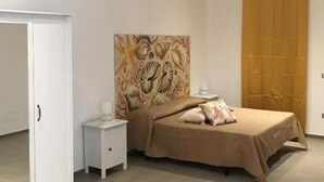 Desk, bed sheets - Casa Vacanza Marijò (Nardò)