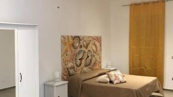 Meja kerja dan seprai linen