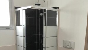 Shower, rainfall showerhead, bidet, towels - Casa Vacanza Marijò (Nardò)