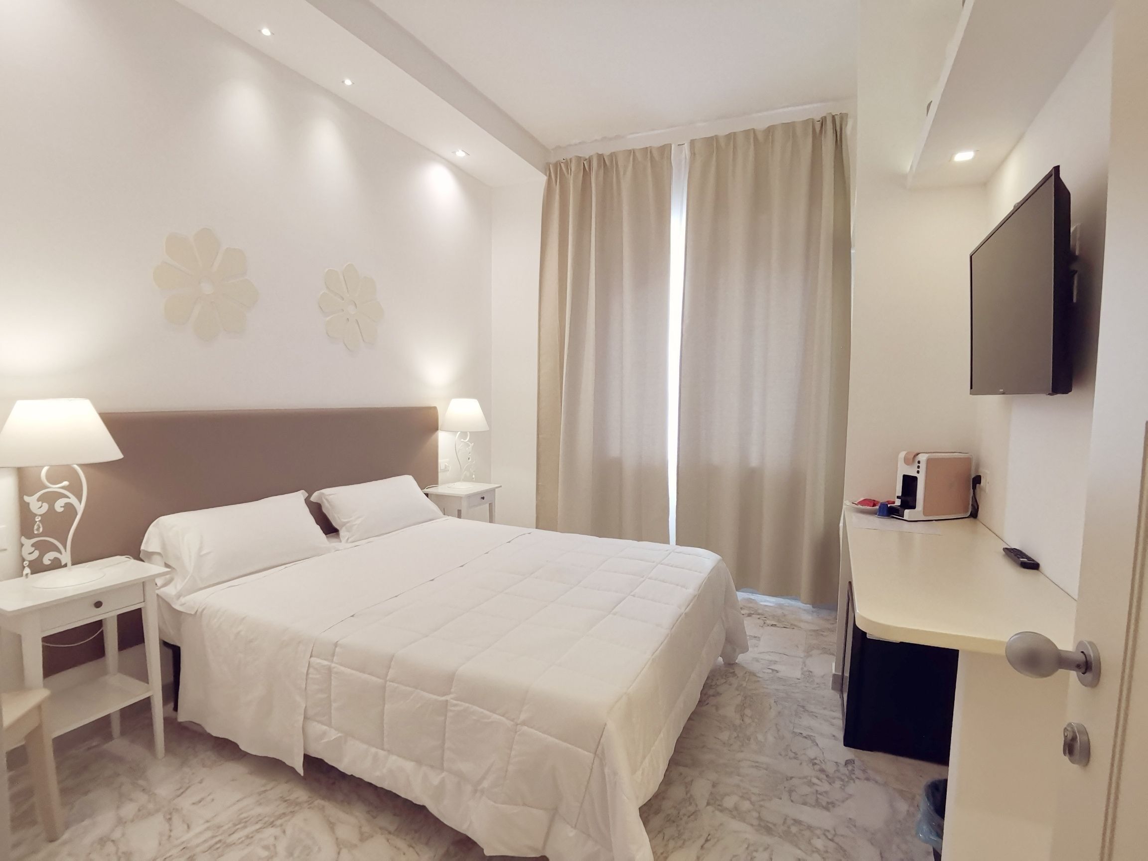 Escritorio, cortinas blackout, sistema de insonorización y wifi gratis 