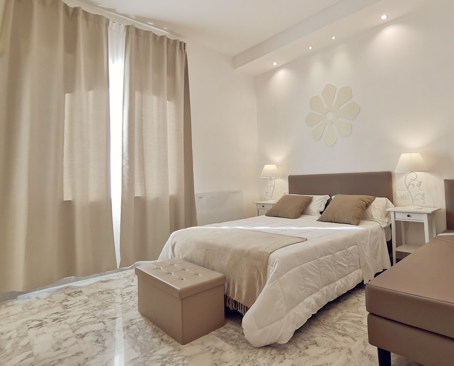 Escritorio, cortinas blackout, sistema de insonorización y wifi gratis 