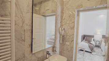 Doppia Superior | Bagno | Doccia, soffione a pioggia, asciugacapelli, bidet