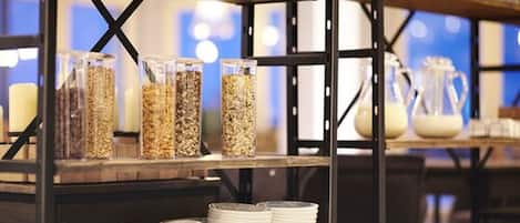 Un buffet avec des étagères où sont disposés des bols et des récipients remplis de nourriture.