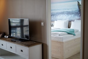 Condo básico | Roupas de cama antialérgicas, cofres nos quartos