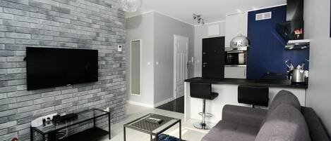 Leilighet – deluxe | Oppholdsområde | Flatskjerm-TV