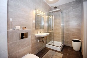 Lejlighed - 1 soveværelse | Badeværelse | Bruser, gratis toiletartikler, hårtørrer, håndklæder