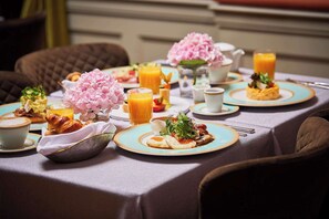 Petit déjeuner buffet servi tous les jours en supplément