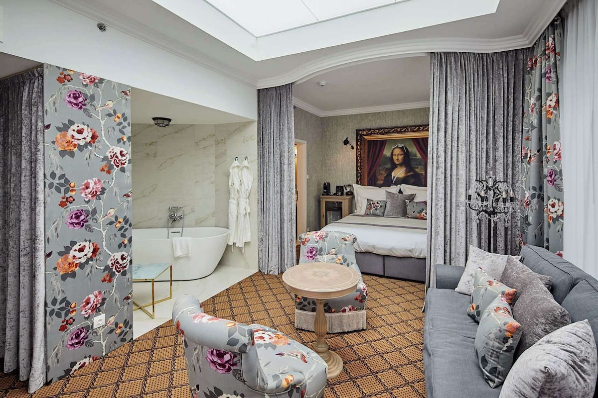 スイート ベッド (複数台) (Mystery Suite with Sofa bed) | 1 室のベッドルーム、高級寝具、低反発ベッド、ミニバー