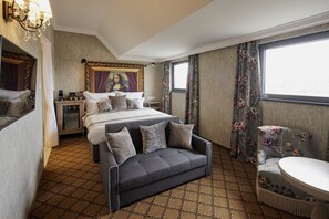 华丽客房, 1 张特大床和 1 张沙发床 (King Family with Sofa Bed) | 1 多间卧室、高档床上用品、记忆海绵床垫、迷你吧