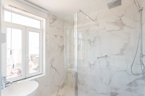 Studio, River View | Bathroom - Alfama Vintage Studio Apartment w/ RiverView - by LU Holidays (Lisbon)